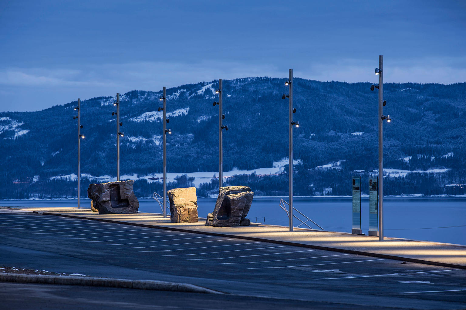 Fra sydgående rasteplass. Billedhogger Knut Wold har gjort om fem sprengsteinsblokker til sitteplasser.