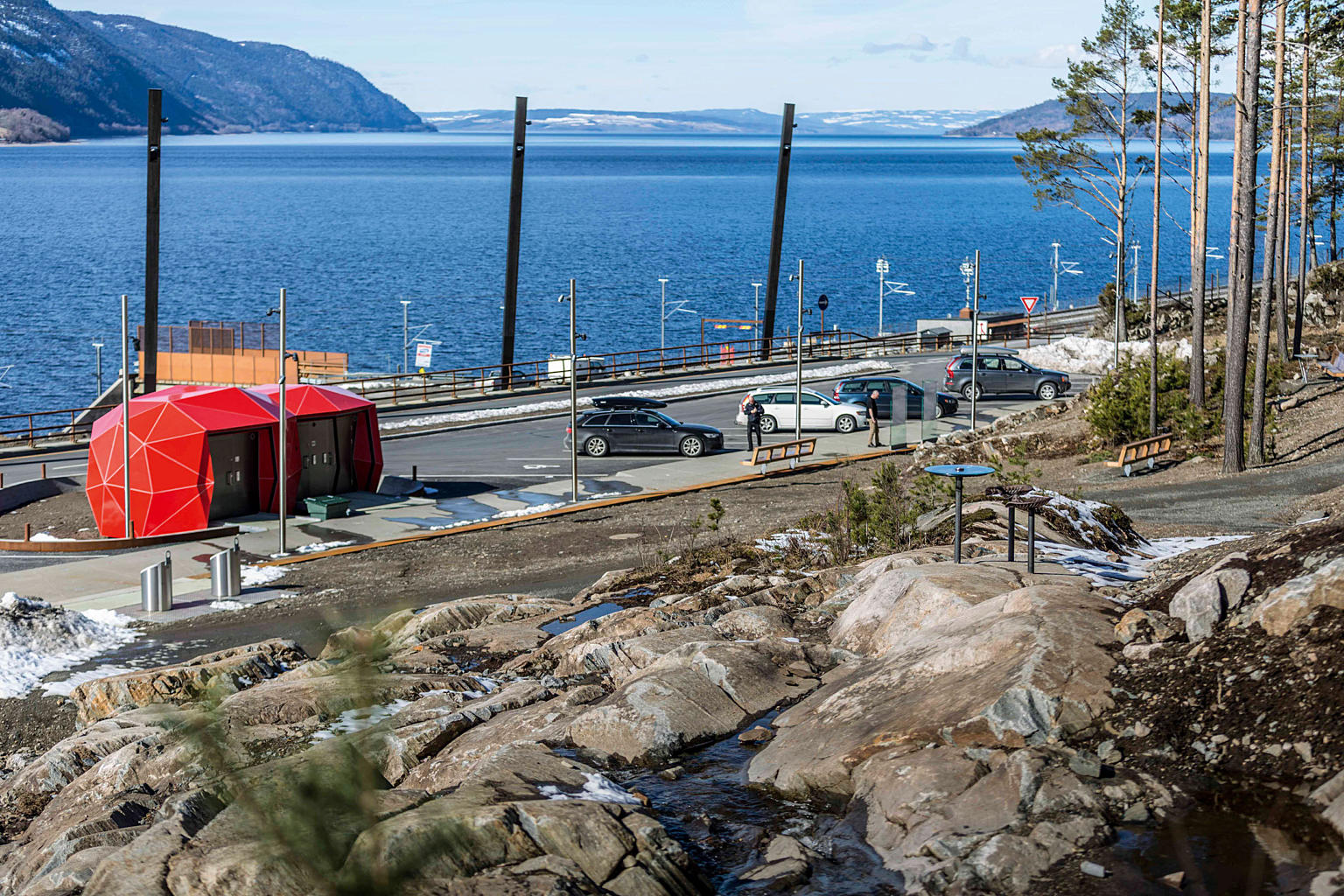Nordgående rasteplass, med Knut Wolds installasjon av to traktorseter og et traktorratt.