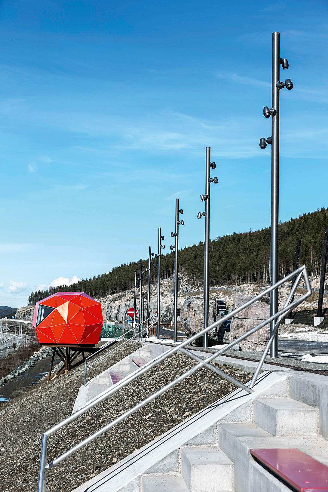 Sydgående rasteplass med sitteamfier.