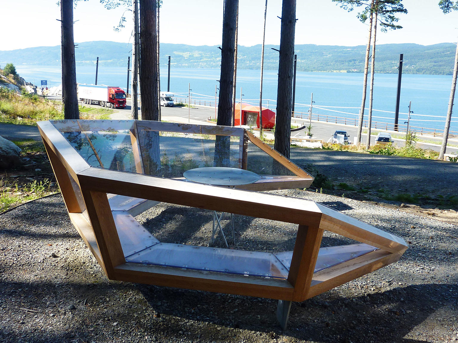 Fra nordgående rasteplass. Skjermende sittemøbler med utsikt til Mjøsa.