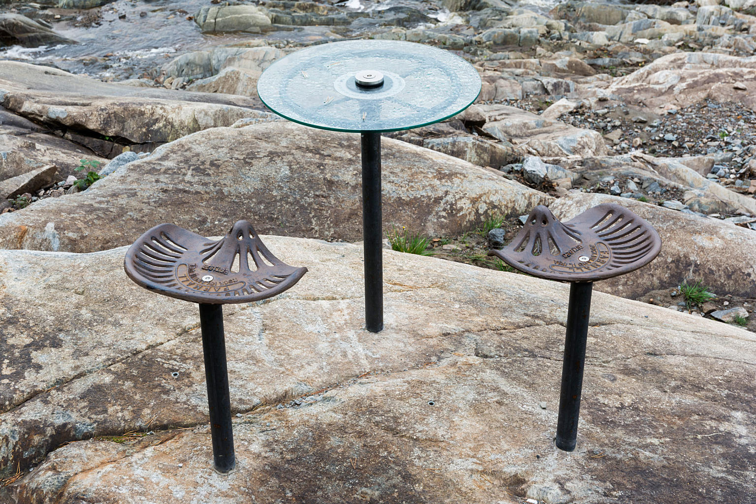 Fra nordgående rasteplass. Knut Wolds installasjon av traktorseter og et traktorratt, som fungerer som bord og krakker.