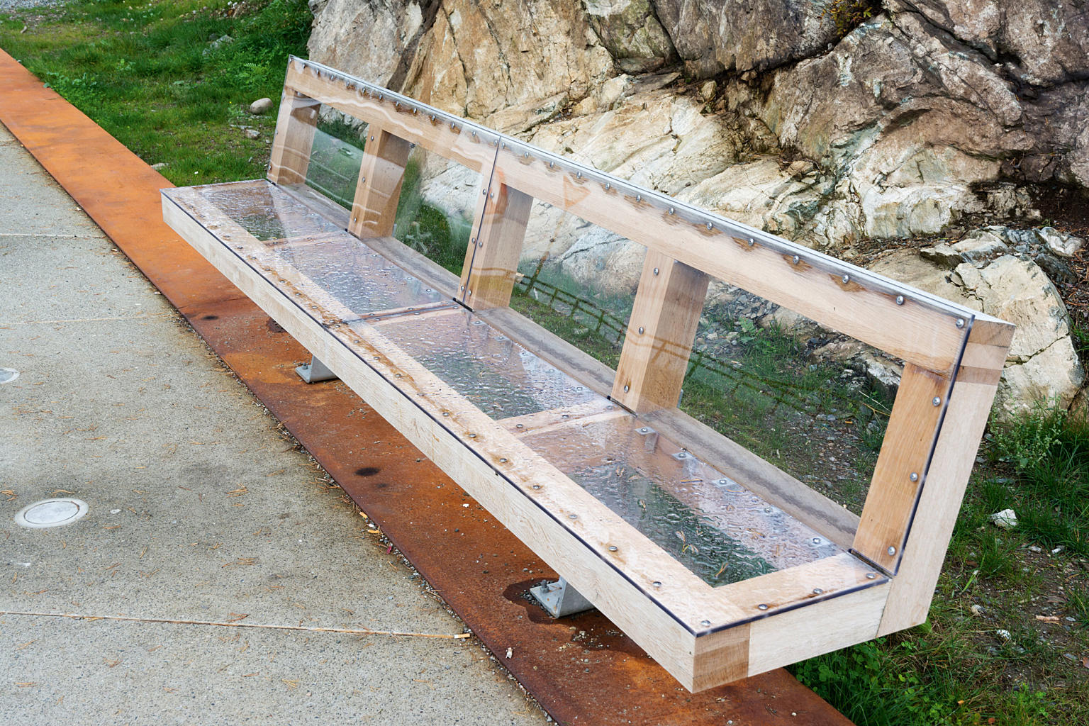 Fra nordgående rasteplass. Skjermende sittemøbler med utsikt til Mjøsa.