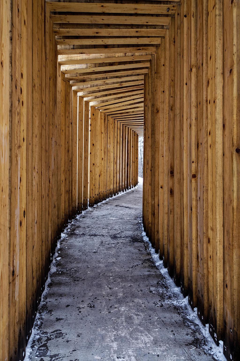 Treportal ved hovedinngangen.