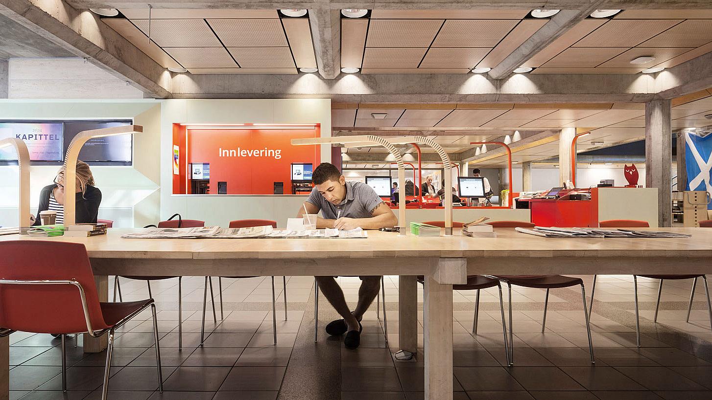 Det åtte meter lange bordet danner et naturlig samlingssted. Det har plass til alle, alene eller sammen. Foto: Ivan Brodey