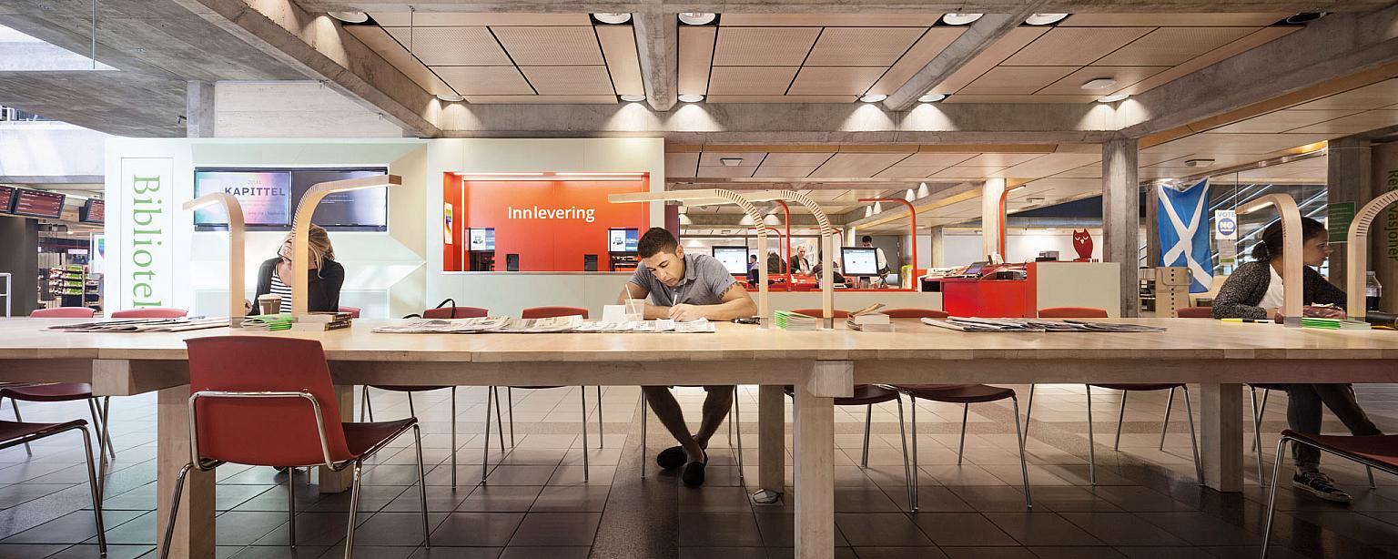 Det åtte meter lange bordet danner et naturlig samlingssted. Det har plass til alle, alene eller sammen. Foto: Ivan Brodey