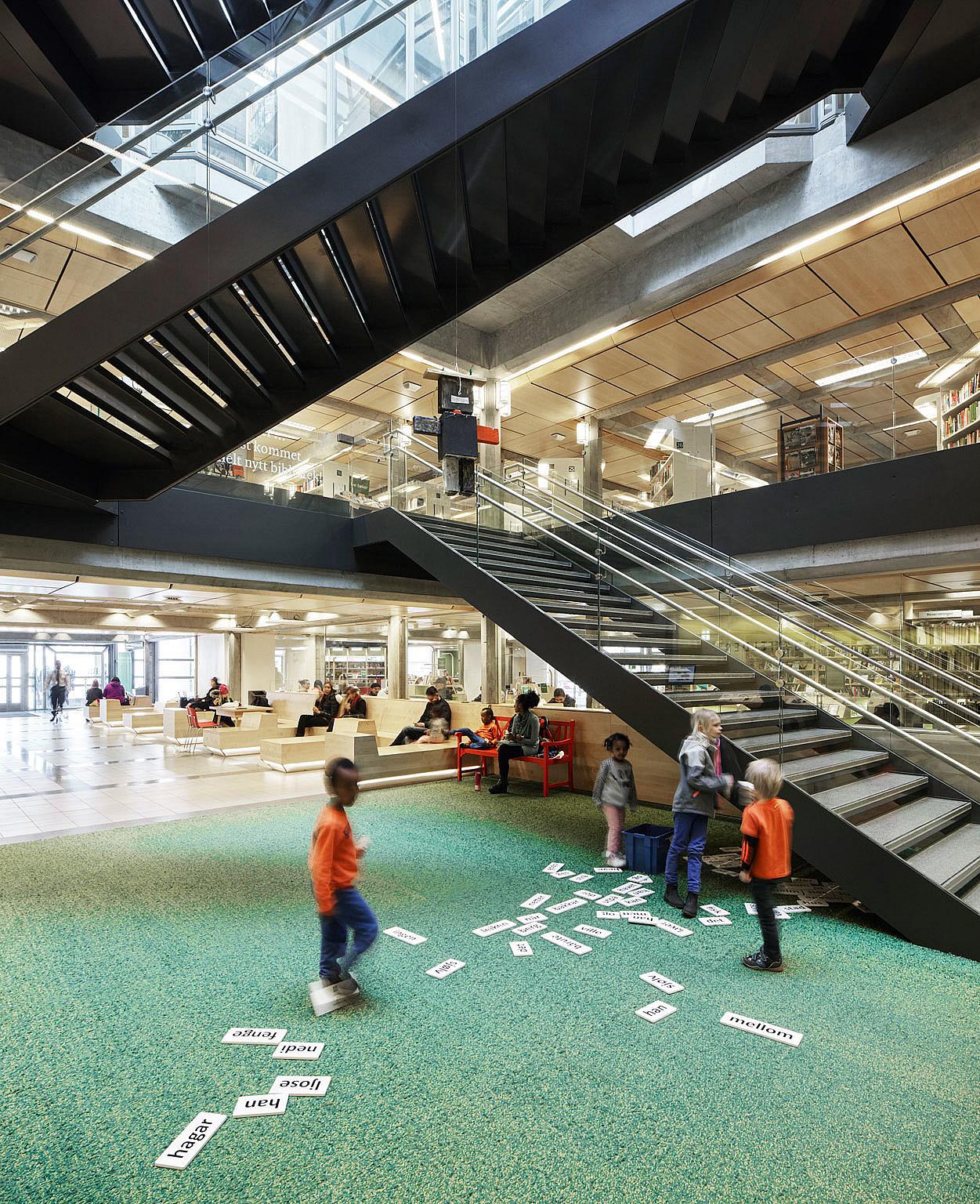 Fra “den nye gaten”. Et stort mykt teppe inviterer til kroppslig utfoldelse for store og små. Teppet er laget av Ledaal Teppeveveri, en lokal bedrift som bl.a. har levert tepper til Nidarosdomen. Foto: Ivan Brodey