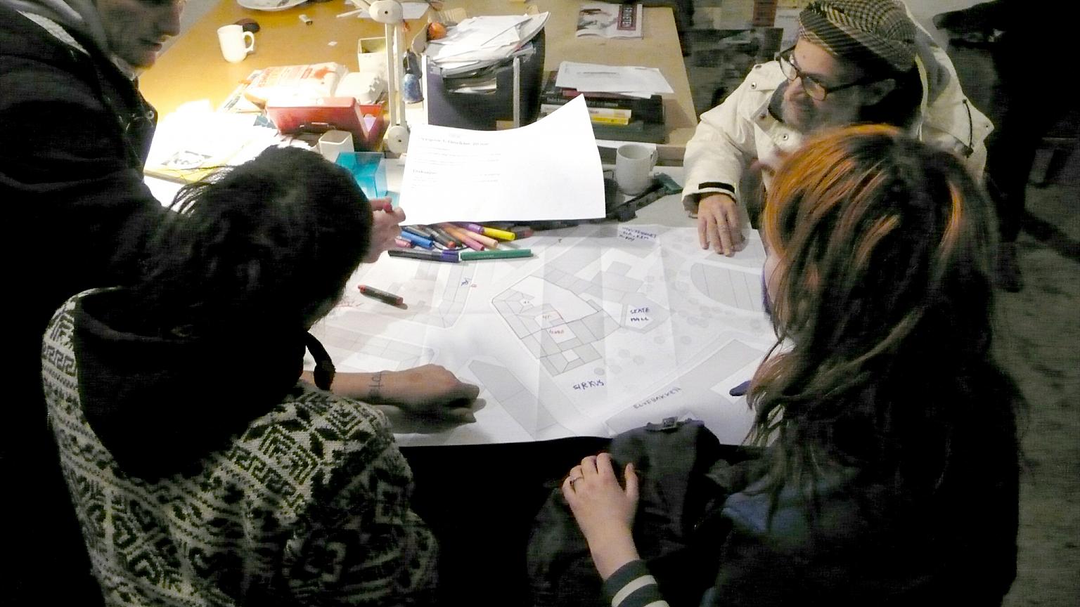 Brukergruppen i Hauskvartalet diskuterer framtidige boligløsninger, og konsekvensene de har for byen. Foto: Foto: Eriksen Skajaa Arkitekter