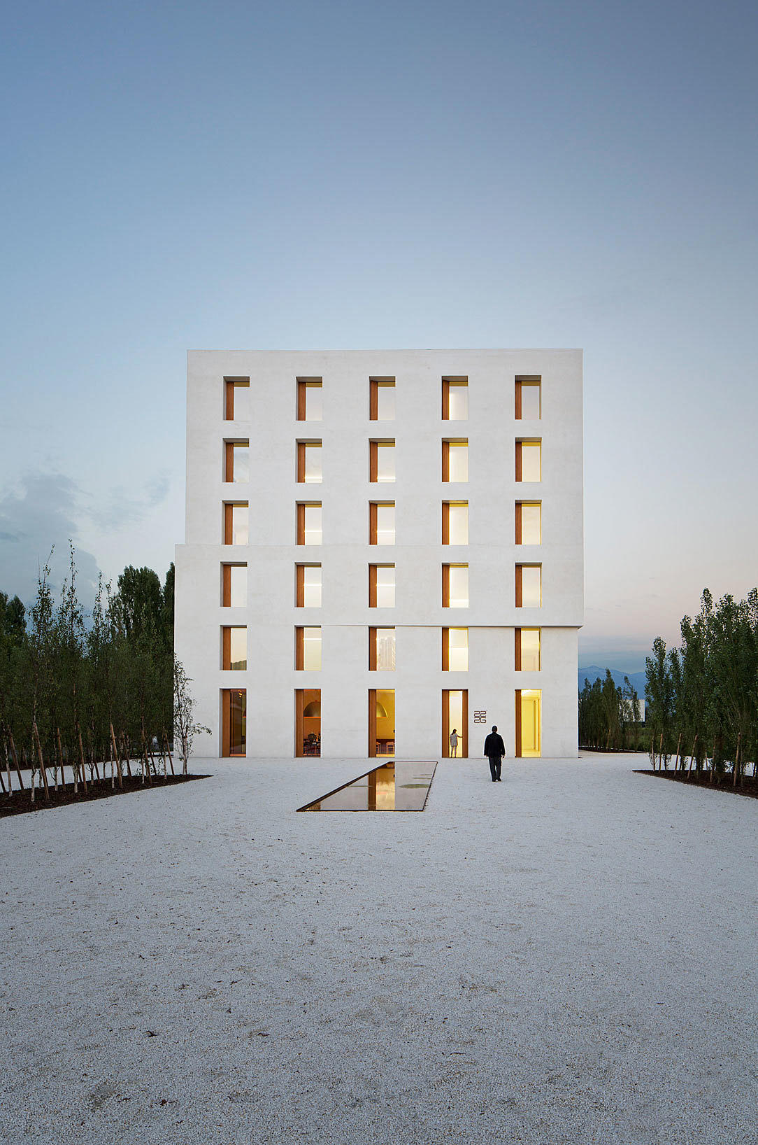 2226, et kontorbygg i Lustenau, Østerrike. Naturlig klimatisert kontorbygg med naturlig ventilasjon og kun passiv kjøling og passiv oppvarming. Arkitekt: Baumslager Eberle. Foto: Eduard Hueber/Archphoto Inc.