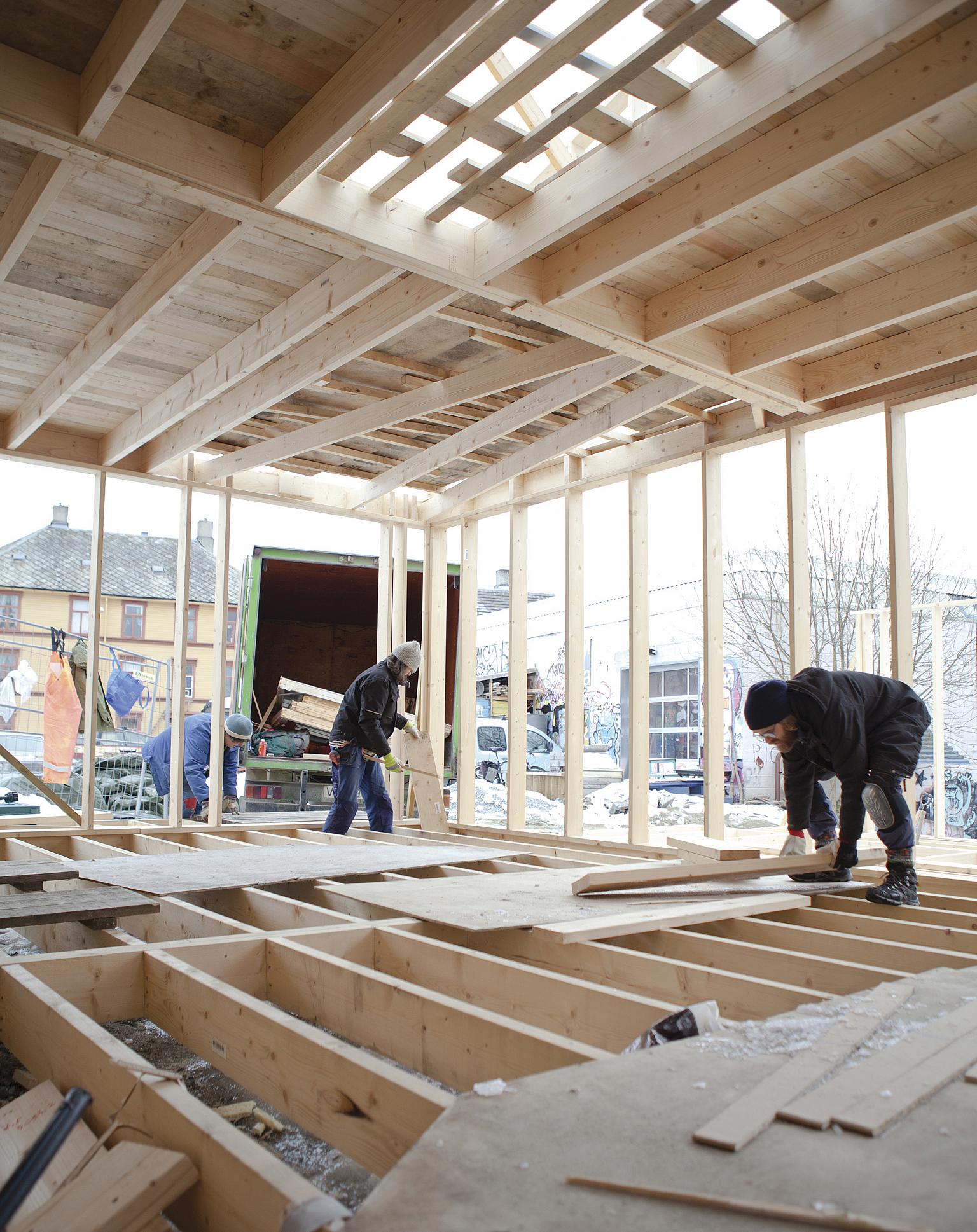 Alle i selvbyggergruppen er med på å få opp hvert av husene. Foto: Vigdis Haugtrø