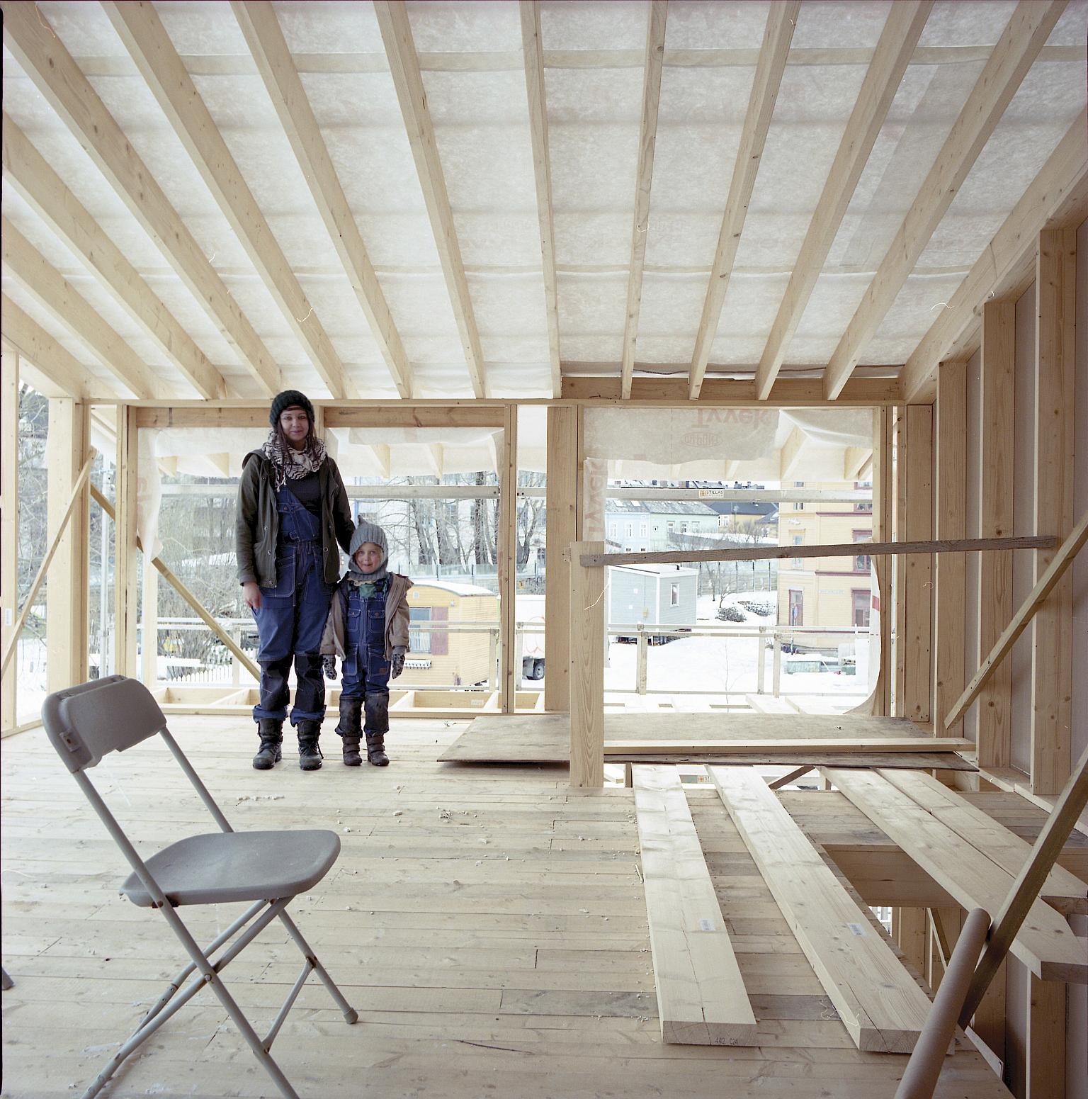 Guro og Linus står i annen etasje av det som skal bli huset deres. Foto: Vigdis Haugtrø