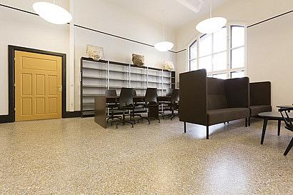 Den løse møbleringen er valgt for å forholde seg til de opprinnelige rommene og fargene, og for å være robust i bruk. Foto: Kapsel Design