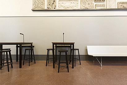 Den løse møbleringen er valgt for å forholde seg til de opprinnelige rommene og fargene, og for å være robust i bruk. Foto: Kapsel Design