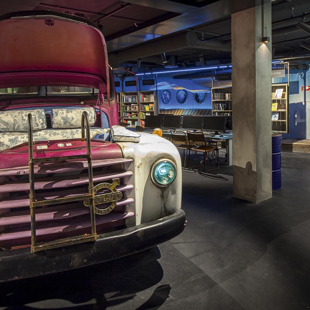 Lesehule under panseret på en gammel Volvo lastebil. Bak i bilen er det kjøkken.