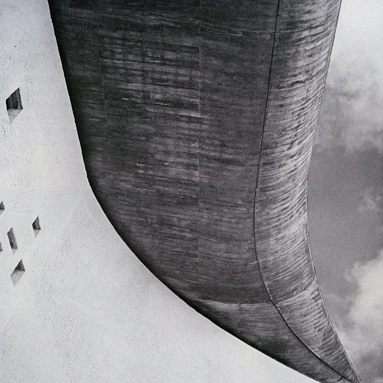 Le Corbusiers foto av kapellet i Ronchamp. Foto: Le Corbusier. Bilde fra avhandlingen.