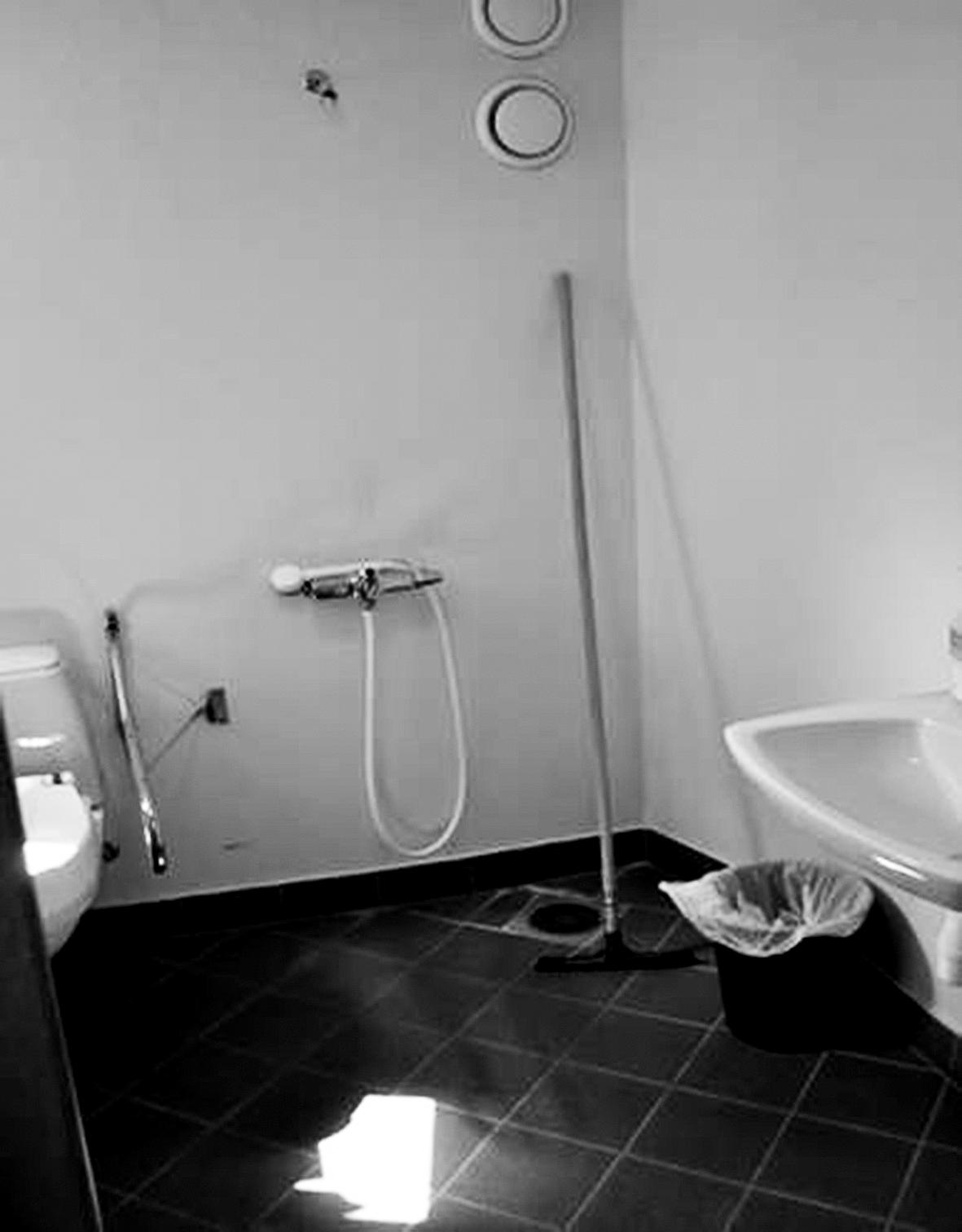 Fig. 4. Bad med relativt stor avstand -mellom toalett og servant.