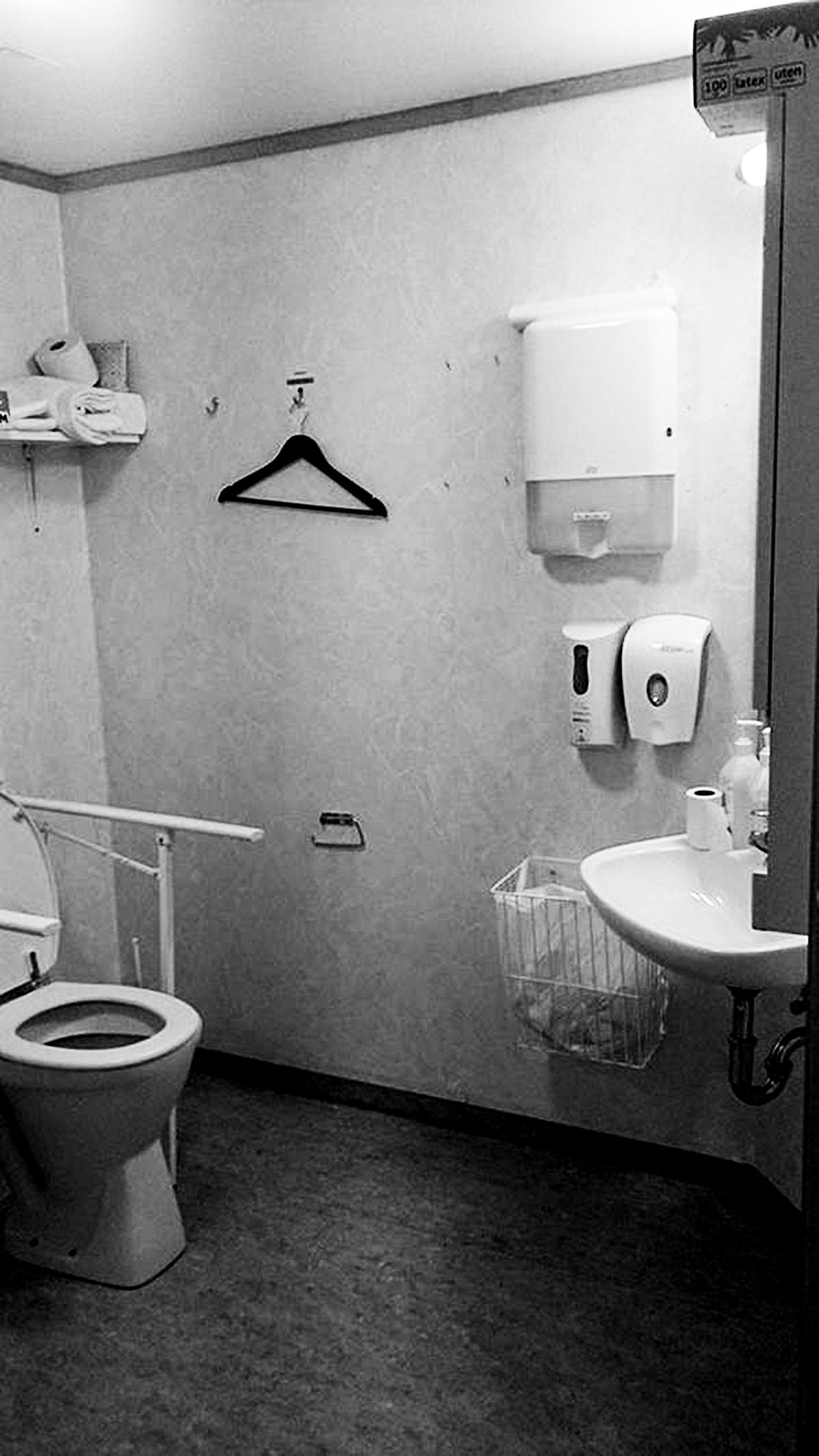 Fig. 5. Plassering av tørkepapir og såpedispensar. Foto: 1. års bachelorstudentar i sjukepleie ved Høgskolen i Bergen, 2014