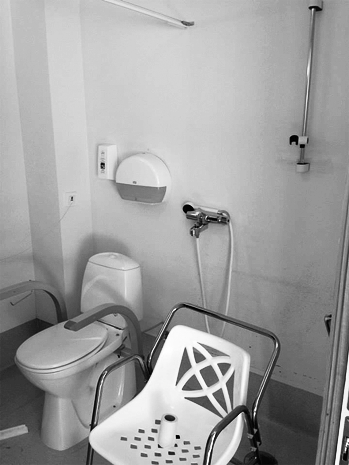 Fig. 2. Handtak på toalett. Foto: 1. års bachelorstudentar i sjukepleie ved Høgskolen i Bergen, 2014