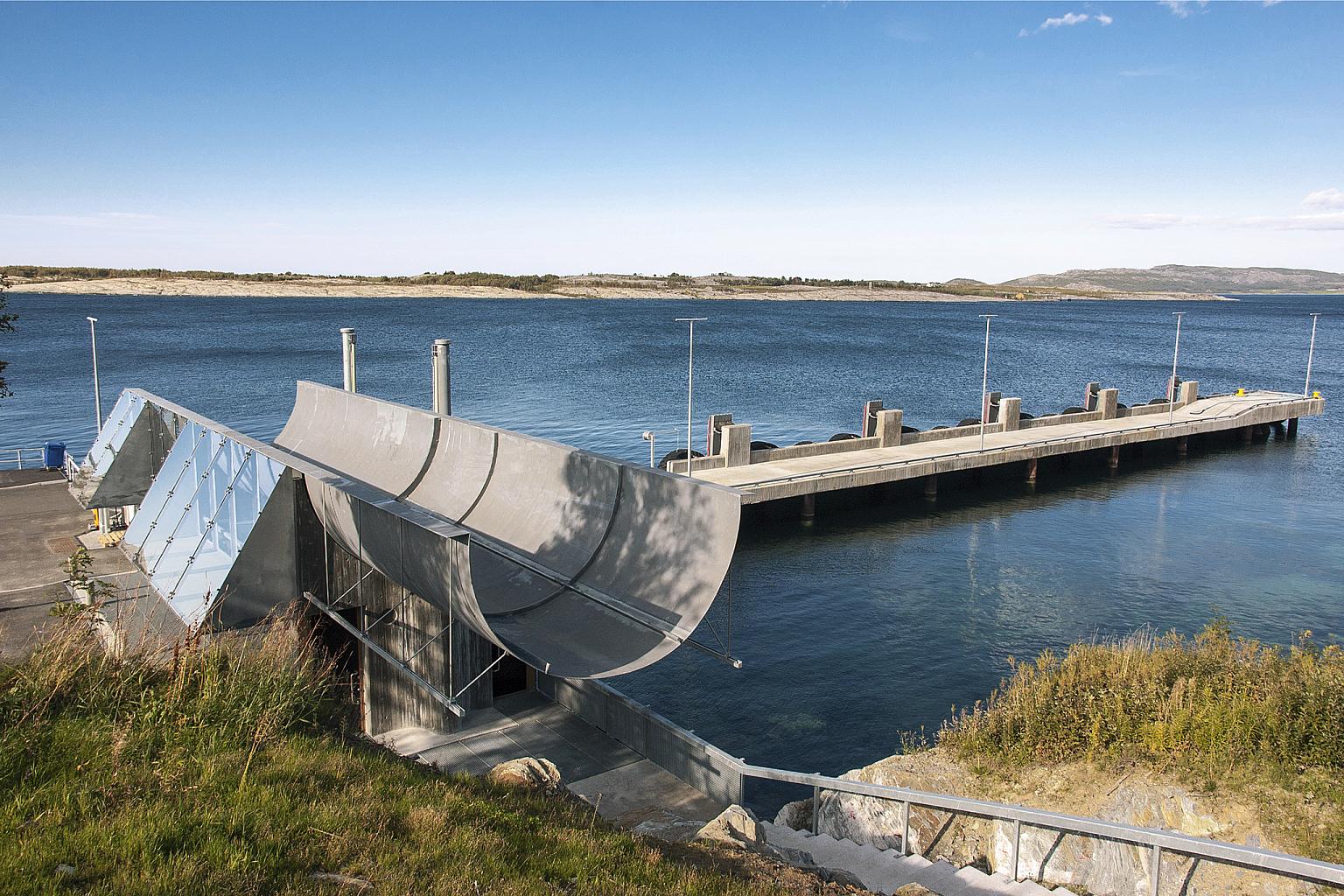 Fergekaia og servicebygningen sett fra utsiktsreposet. Foto: Manthey Kula AS