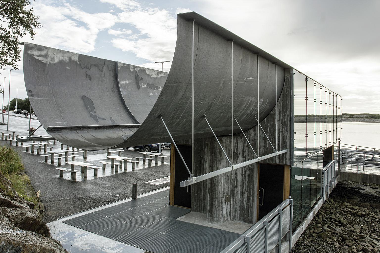Glassfasaden som vender mot Forvik handelssted. Den nye fergekaia ligger på andre siden av vika.