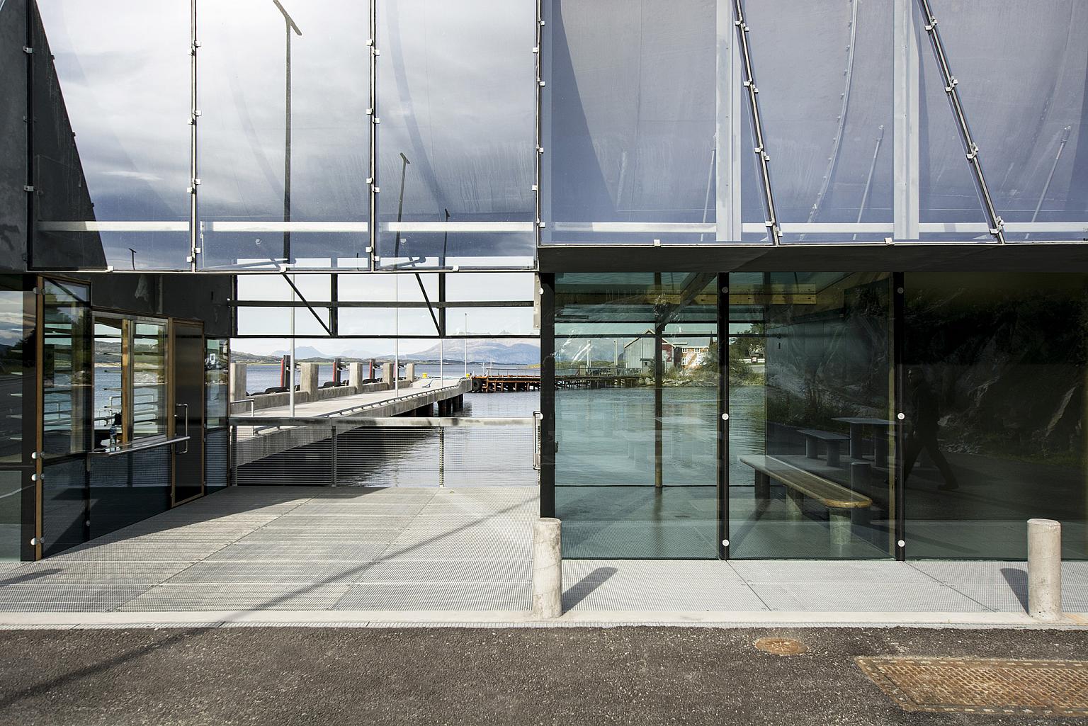 Skjermet overdekket uterom mellom kiosk og venterom.