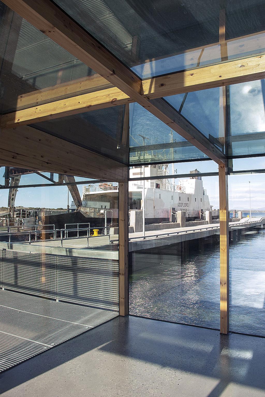 Utsikt fra venterommet til anløpende båt.