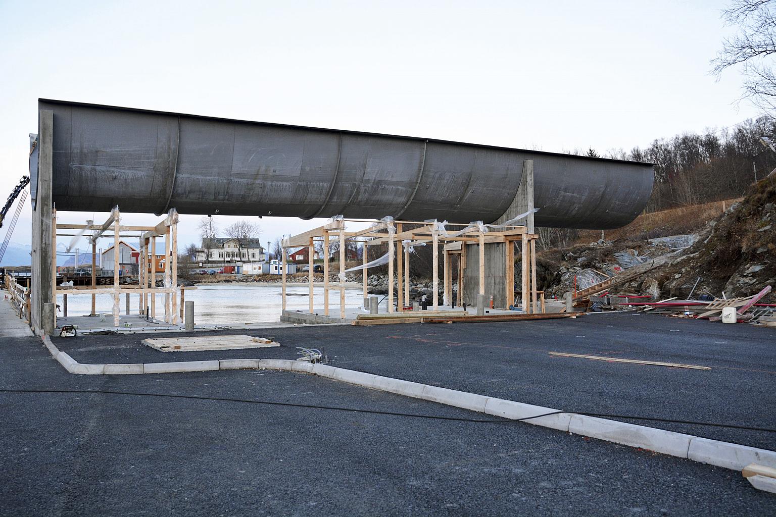 Byggeplassen da hovedkonstruksjonen i betong, tre og stål var på plass. Stålhvelvet hviler på to betongvanger.