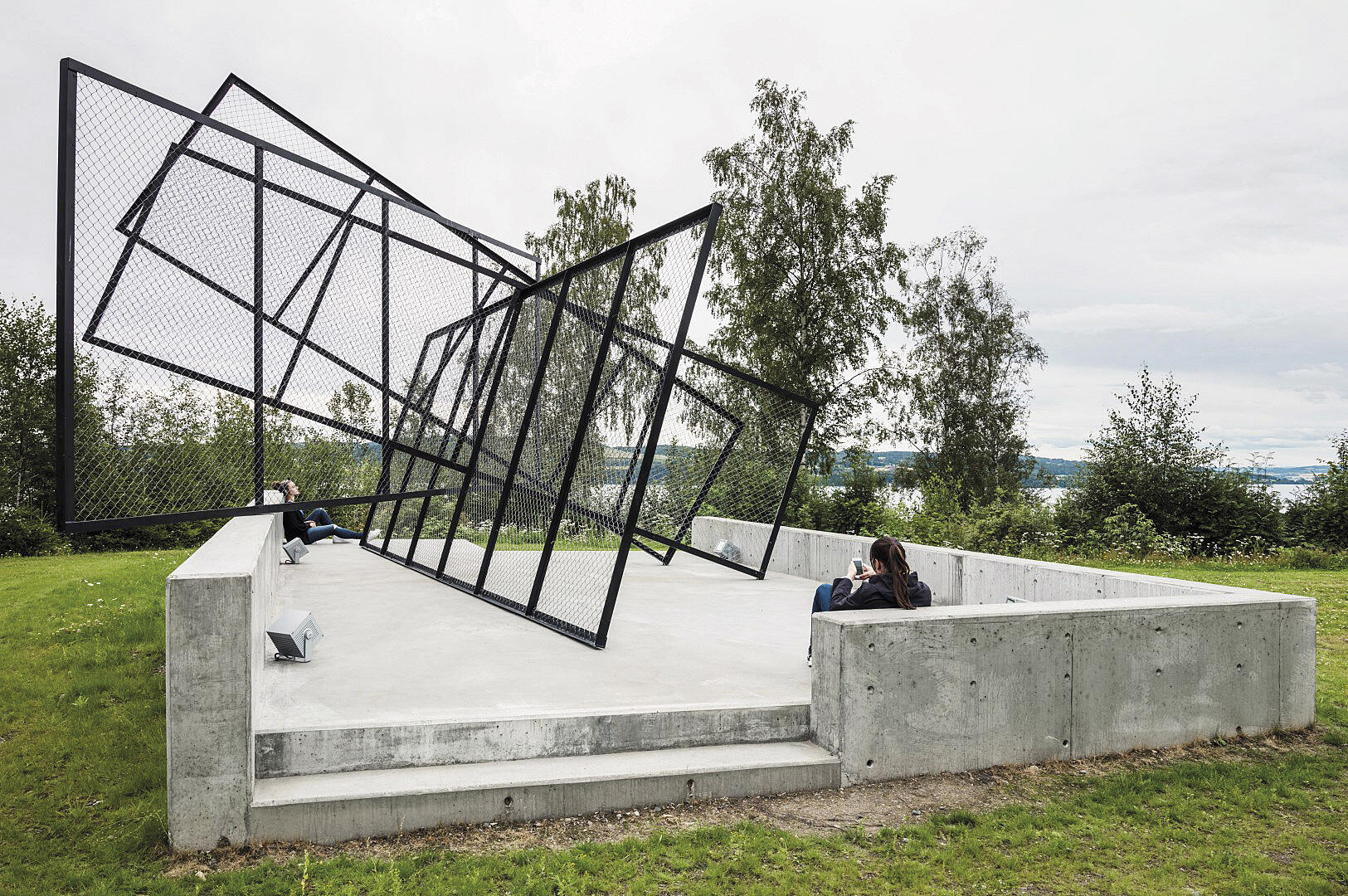 Knut Åsdam: “Arkitektur og Migrasjon - DS4”, 2014. Installasjonen står på Høgskolen i Gjøvik. Foto: Damiam Heinisch