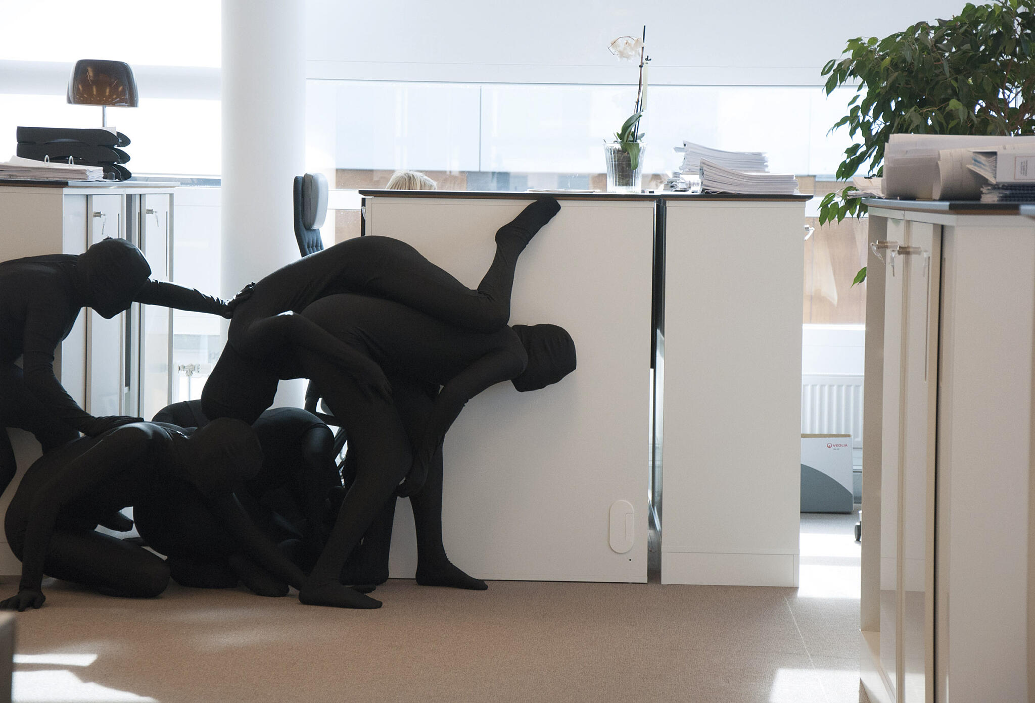 Marianne Heier: “Onepercenter”, 2015. Verket er en performance som fant sted i lokalene til Oslo S Utvikling i Bjørvika i 2015. Foto: Marianne Heier