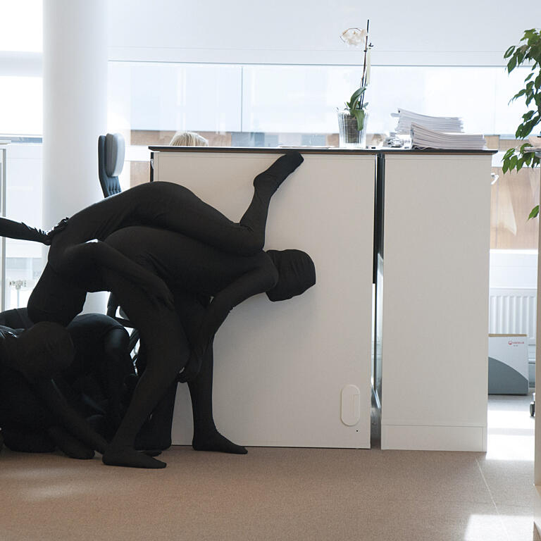 Marianne Heier: “Onepercenter”, 2015. Verket er en performance som fant sted i lokalene til Oslo S Utvikling i Bjørvika i 2015. Foto: Marianne Heier