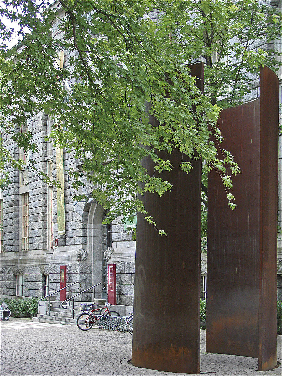 Richard Serra: “Shaft”, 1989. Bankplassen i Oslo. Foto: Jean-Pierre Dalbéra