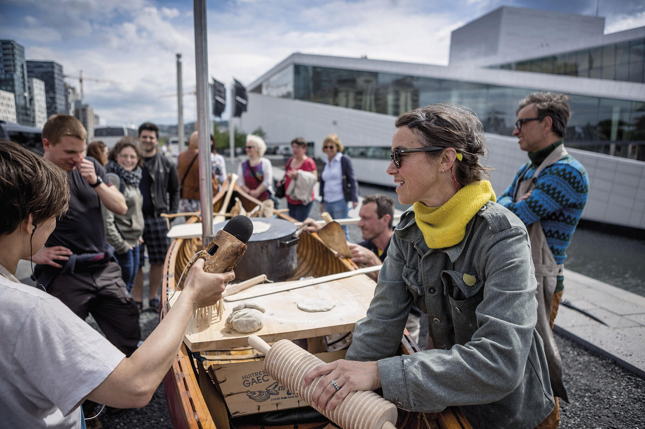 Amy Franceschini fra Futurefarmers baker brød. Foto: Max McClure/Bjørvika Utvikling