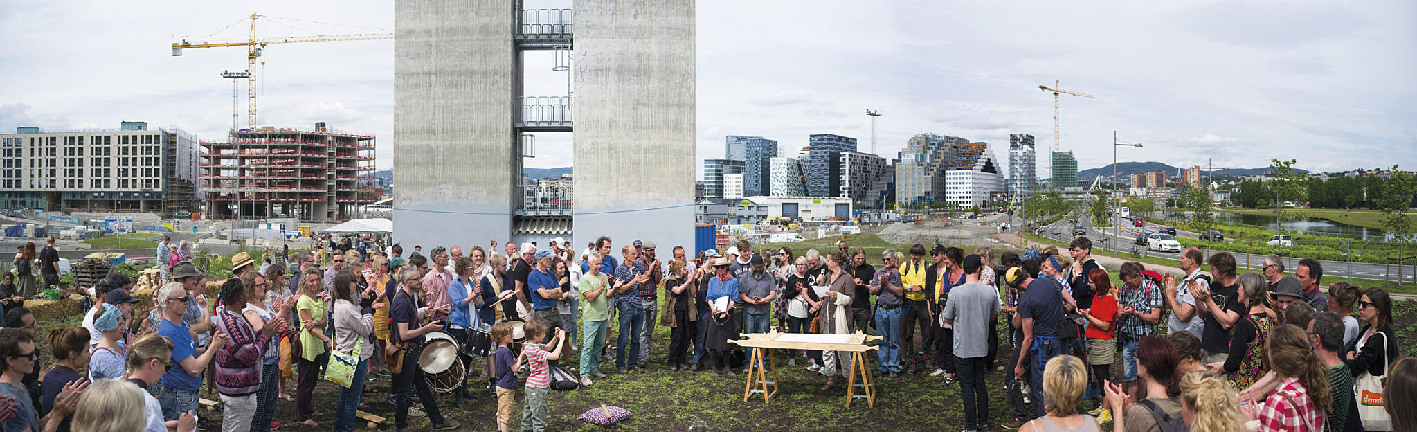 Futurefarmers’ Flatbread Society, en del av “Slow Space Bjørvika”, et annerledes kunstprosjekt. Sommeren 2013 hadde Flatbread Society en mobil bakerovn i en kano og arrangerte flere workshops i Bjørvika. Målet er et langsiktig prosjekt med en kornåker og et permanent bakested.Foto: Foto: Futurefarmers