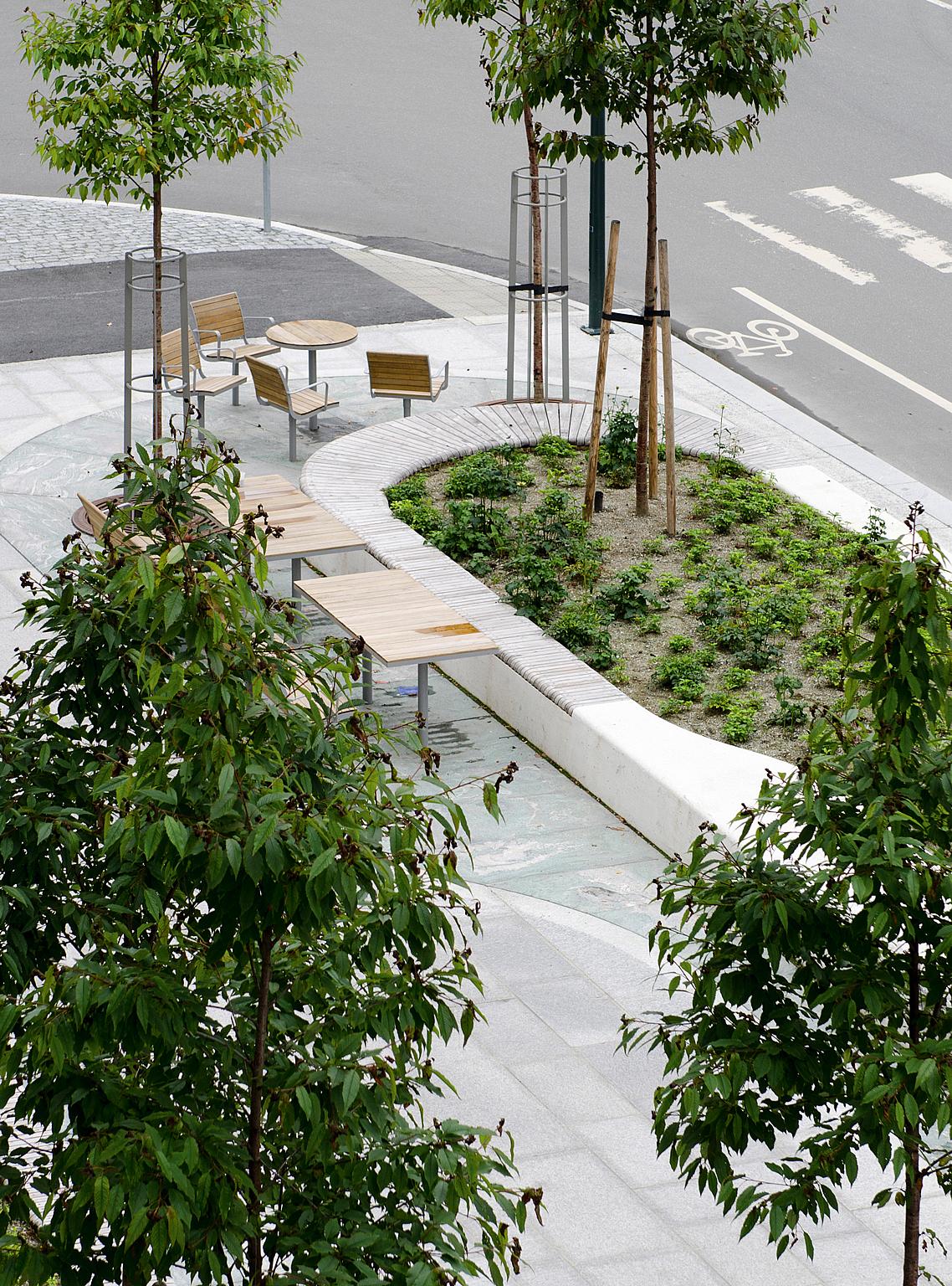 Over og motstående side: Olav Kyrres plass er hjertet i sykehusanlegget.