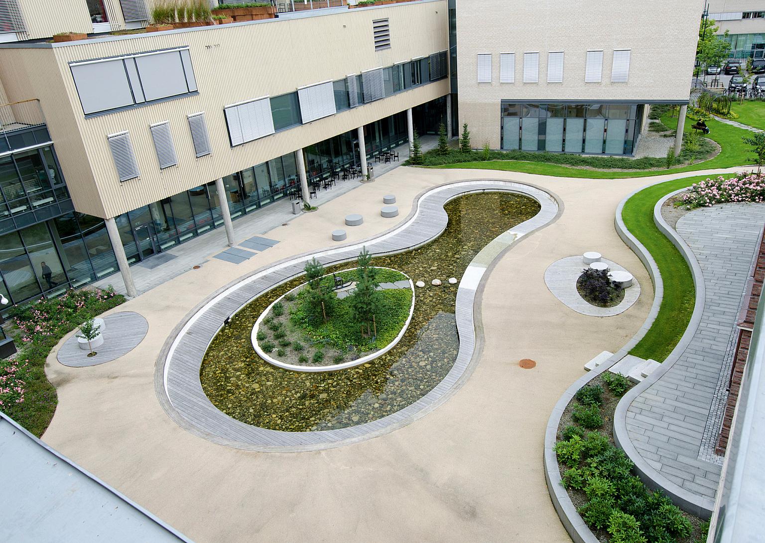 Gårdshagen i Bevegelsessenteret. Arkitekter for Bevegelsessenteret: NSW, Medplan, Arstad Arkitekter AS, 2009.