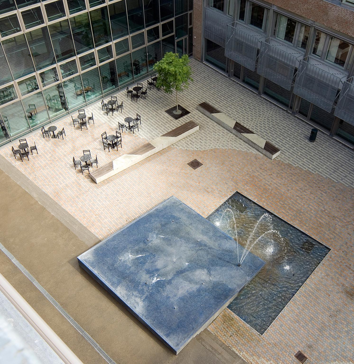 Gårdshagen i Laboratoriesenteret. Arkitekter for Laboratoriesenteret: Medplan AS Arkitekter og Madsø & Sveen Sivilarkitekter AS, 2007. Teglgulv av kunstner Edith Lundebrekke.