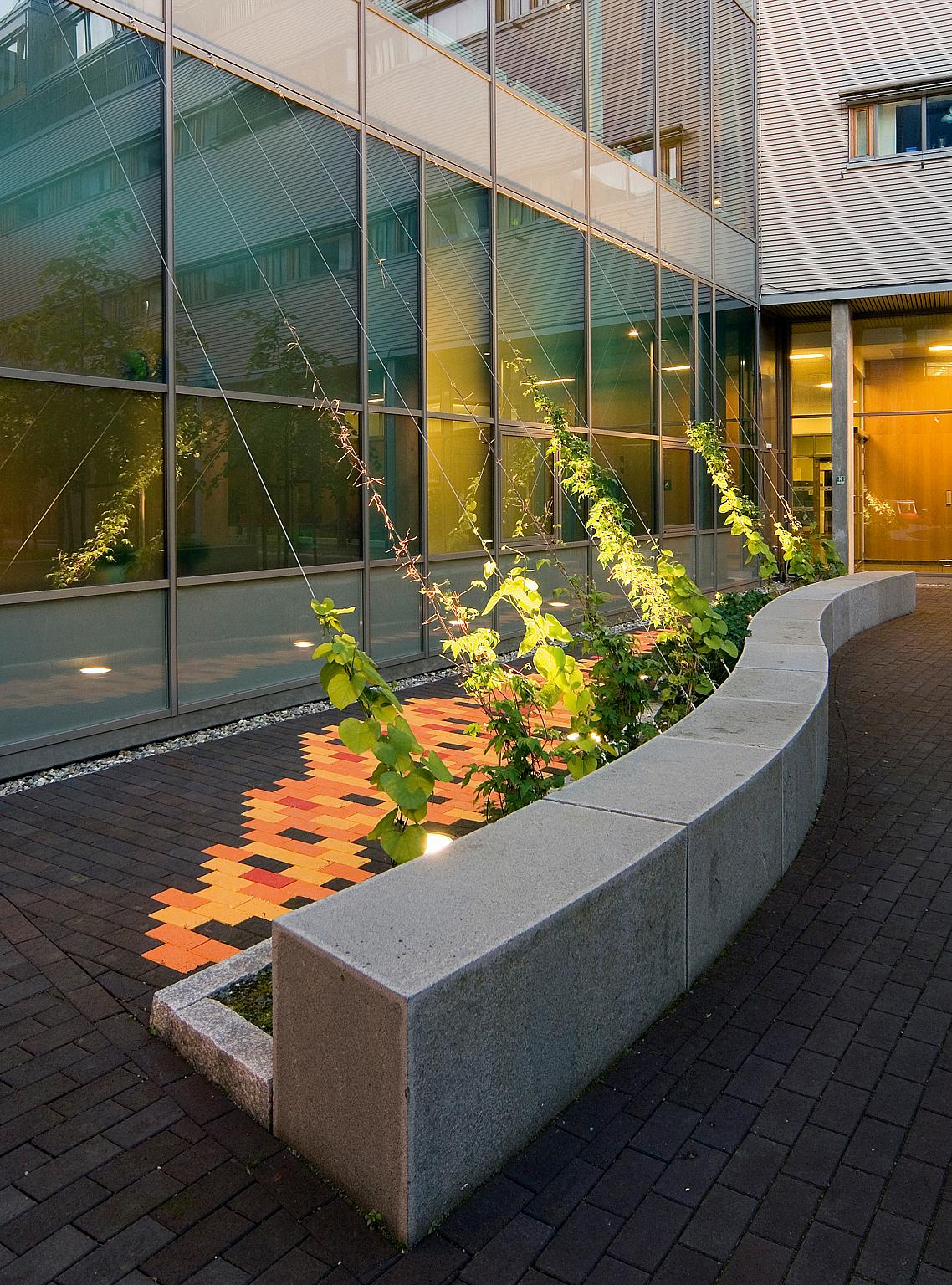 Fra gårdshagen, Kvinne-barn-senteret.