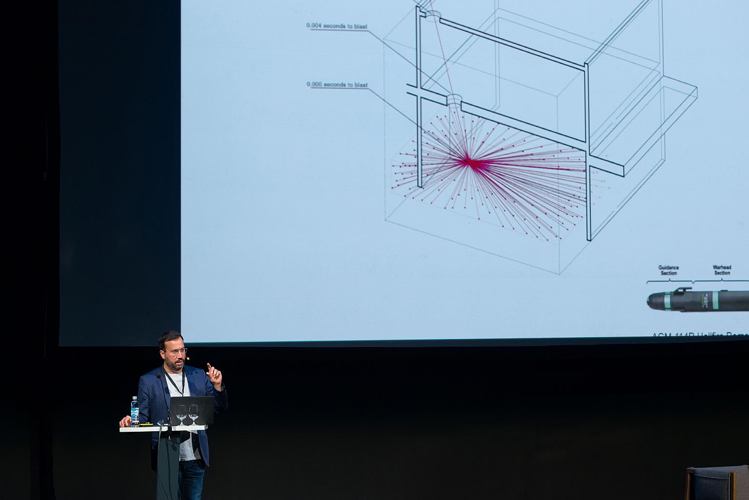 Eyal Weizman fra Forensic Architecture på triennalekonferansen. Foto: OAT