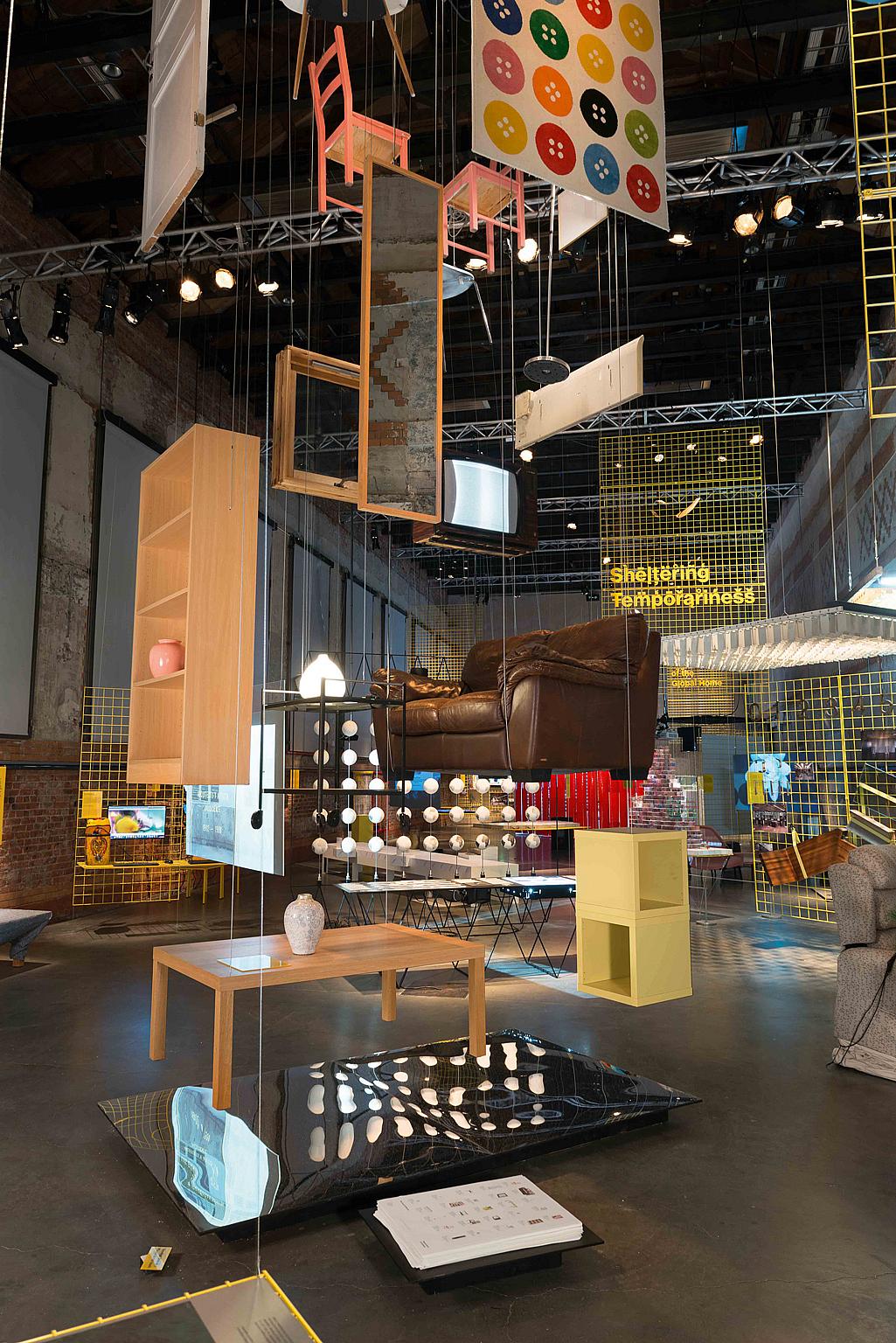 Fra On Residence: “Found”, en installasjon av Superunion Arkitekter, basert på møbler og andre objekter som ble samlet inn ved hjelp av finn.no i løpet av 24 timer. Foto: OAT/Istvan Virag