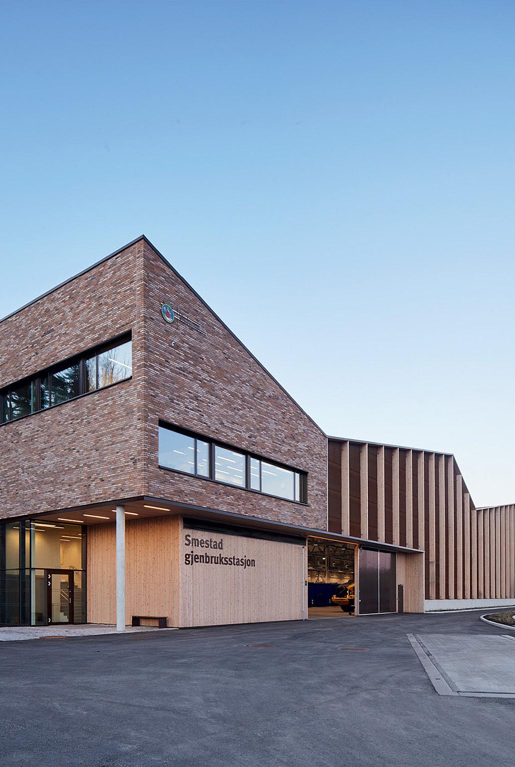 Hjørnet med inngang til servicebygget. Foto: Ivan Brodey