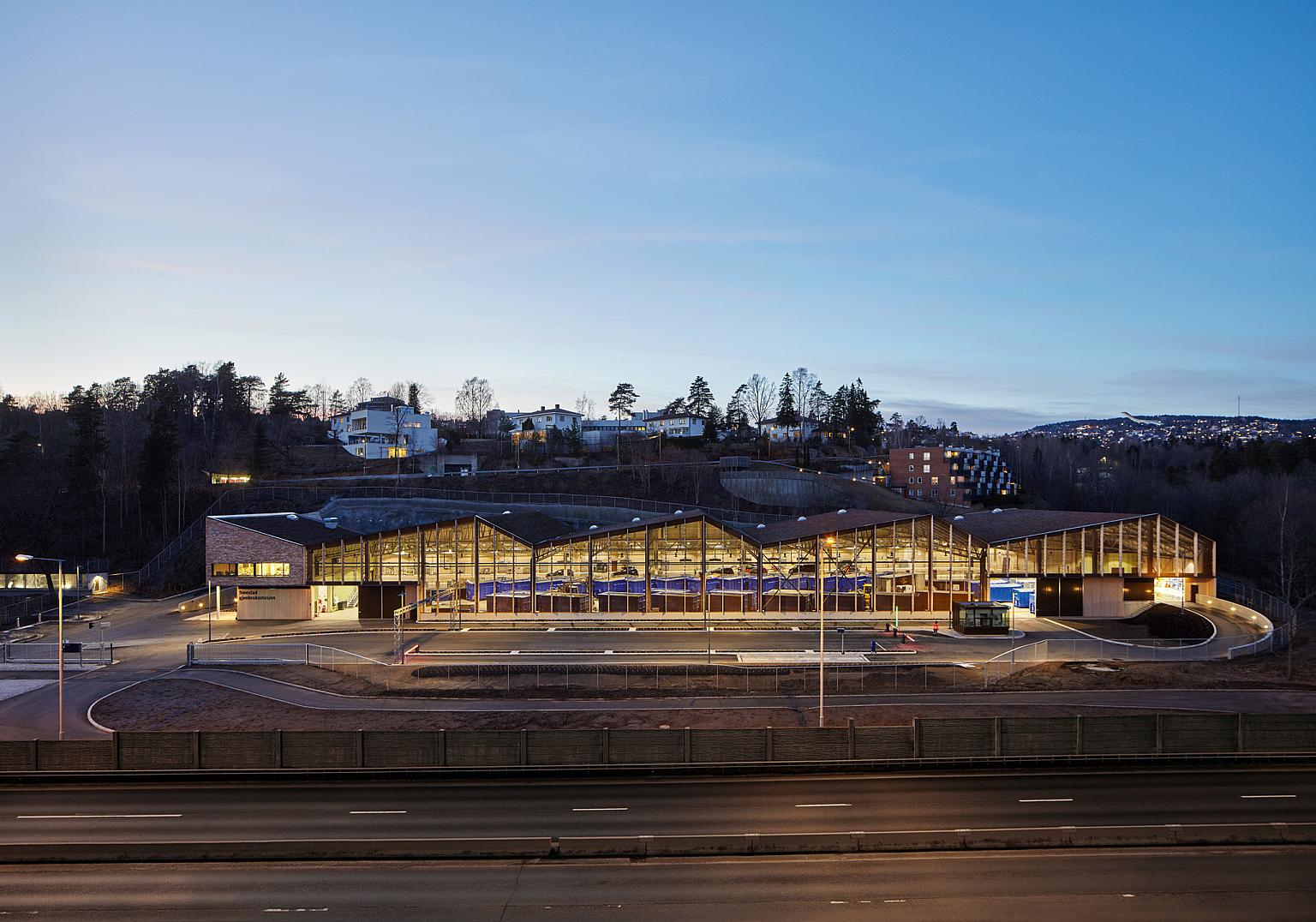 Gjenbruksstasjonen på kveldstid, fasade mot Ring 3. Foto: Ivan Brodey