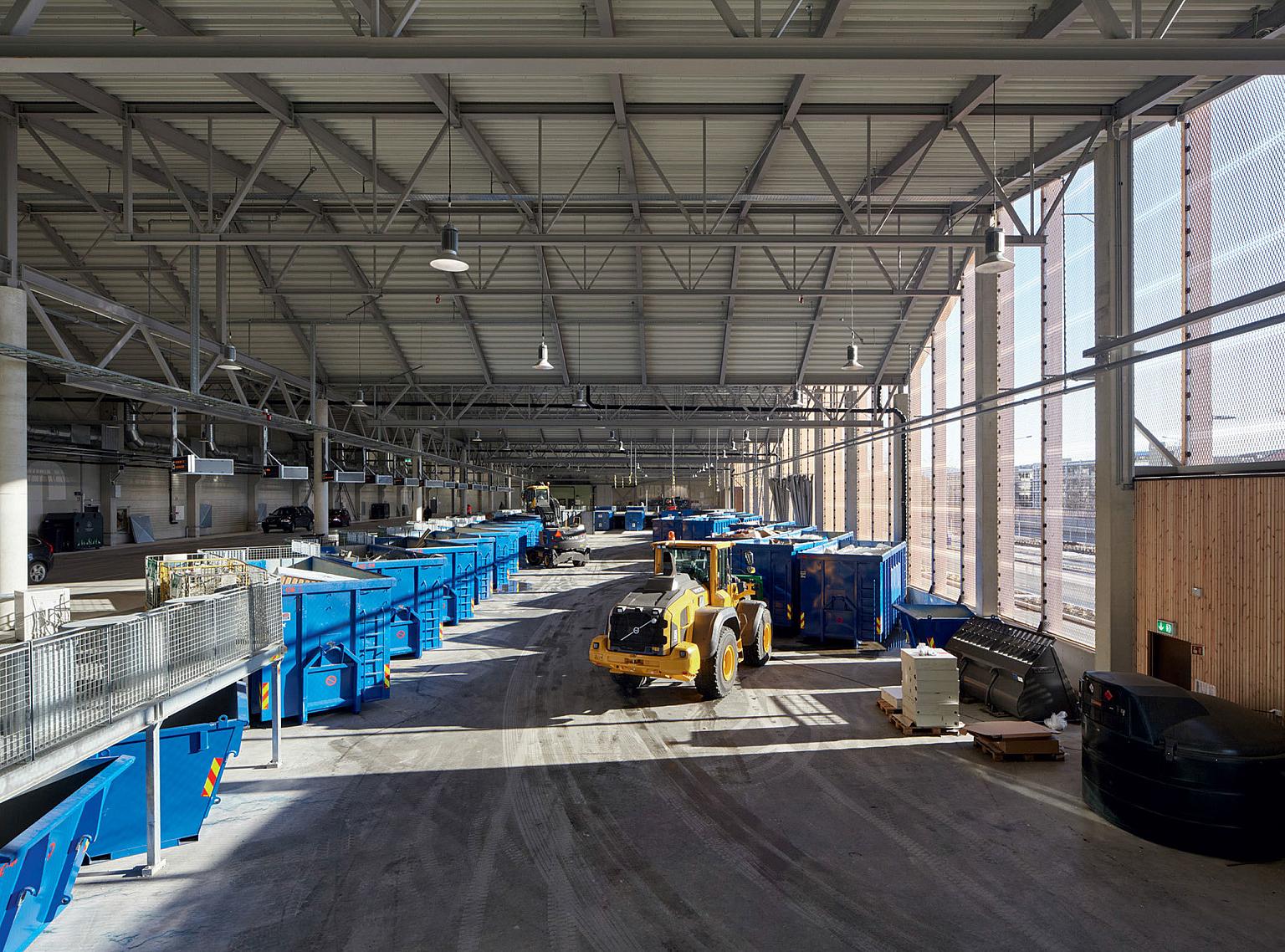 Inne i gjenbruksstasjonen, med publikumsrampen til venstre. Foto: Ivan Brodey