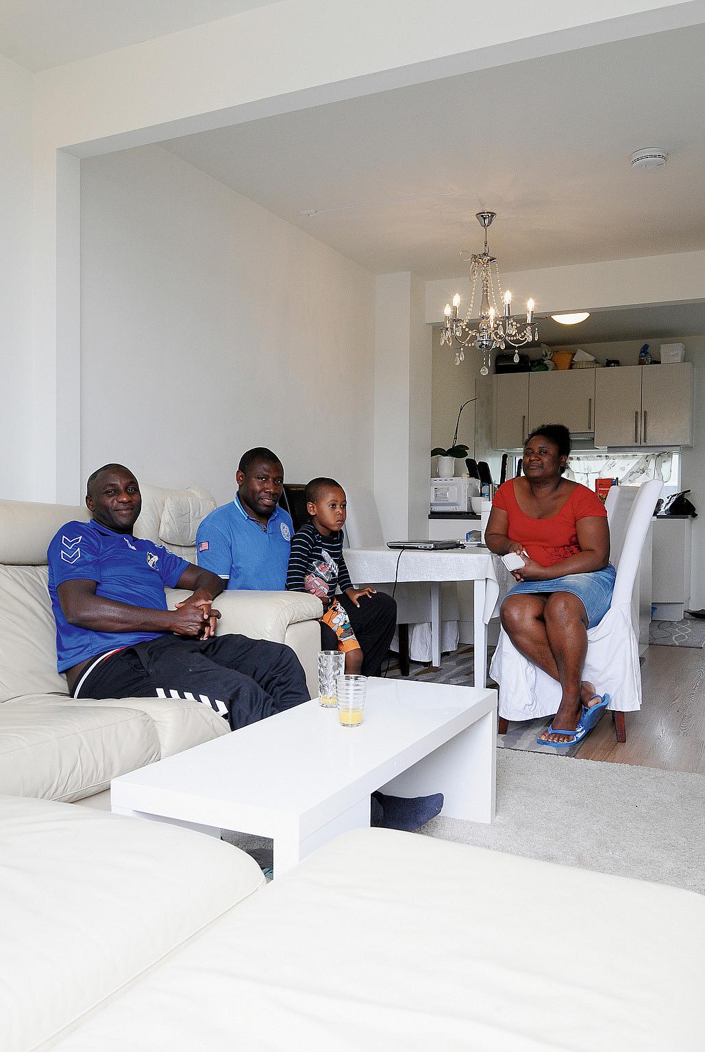 Godlove og Prudencia Bai er fra Kamerun. Godlove jobber som forsker ved Biohuset på Hamar. De bor i et enderekkehus i byggetrinn 4 med grunnflate 30 kvm, to plan. Foto: Are Carlsen