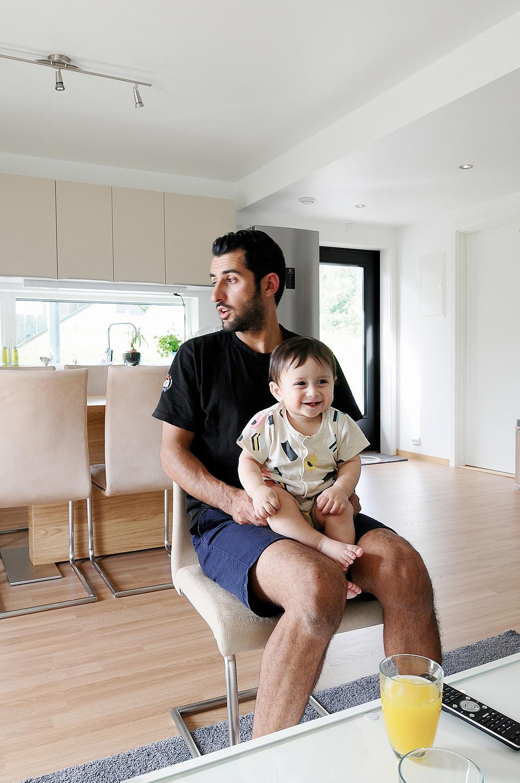 Ninos Talia med kona Ninwa Khayo fra Syria og nyfødt barn bor i en enhet på 50 kvm i en firemannsbolig i byggetrinn 5. Han er nå ferdig utdannet rørlegger. Foto: Are Carlsen