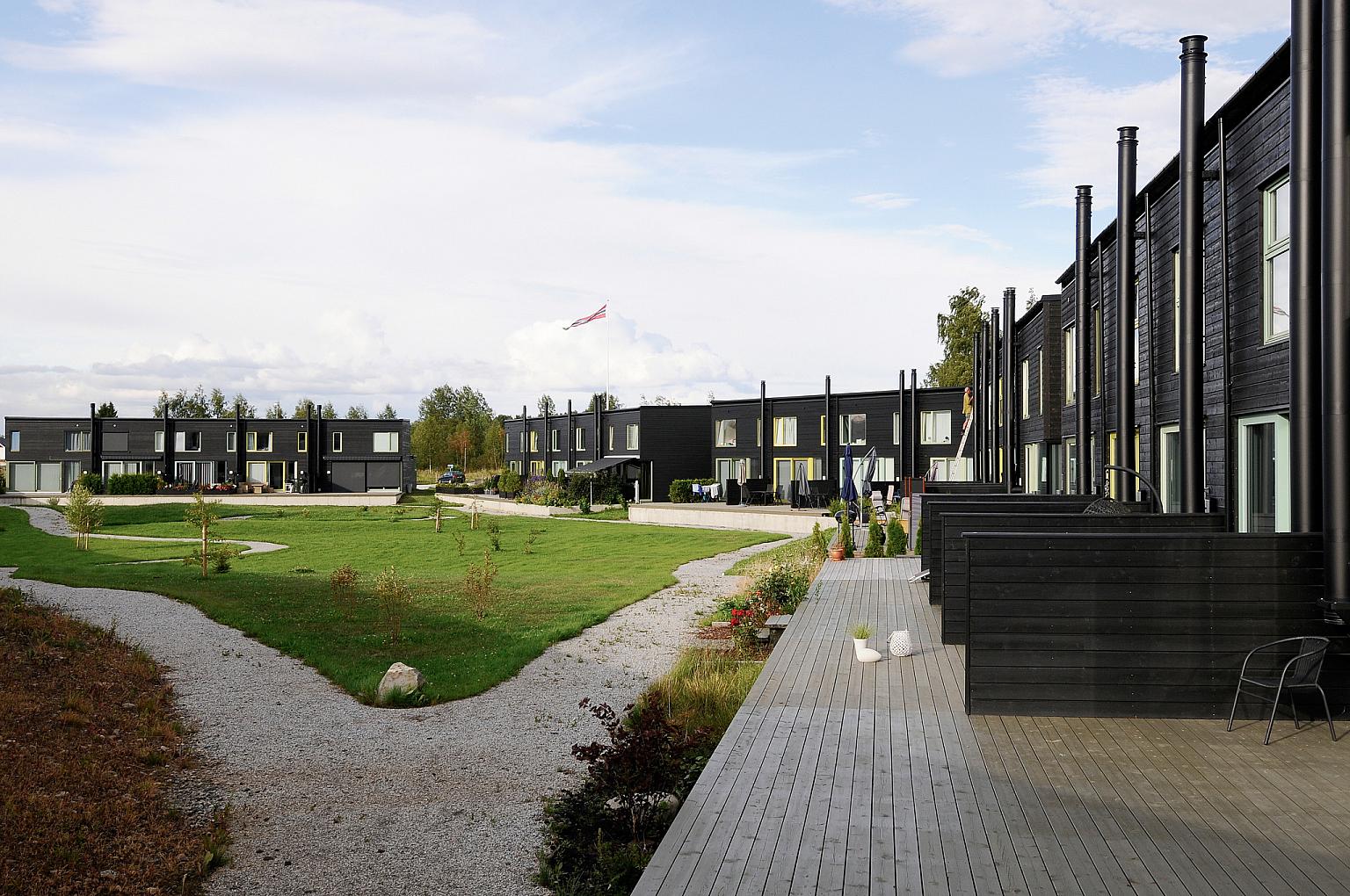 Felles hageområde i byggetrinn 1. Alle enheter har store vinduer mot fellesområdet. Foto: Are Carlsen