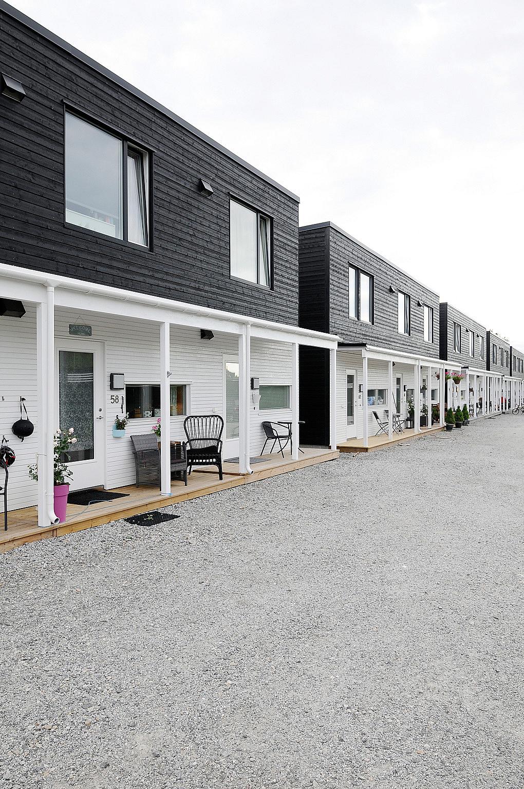 Byggetrinn 2-3-4. Inngangssiden med overdekket inngangsparti og vindu inn til kjøkkenet. Foto: Are Carlsen