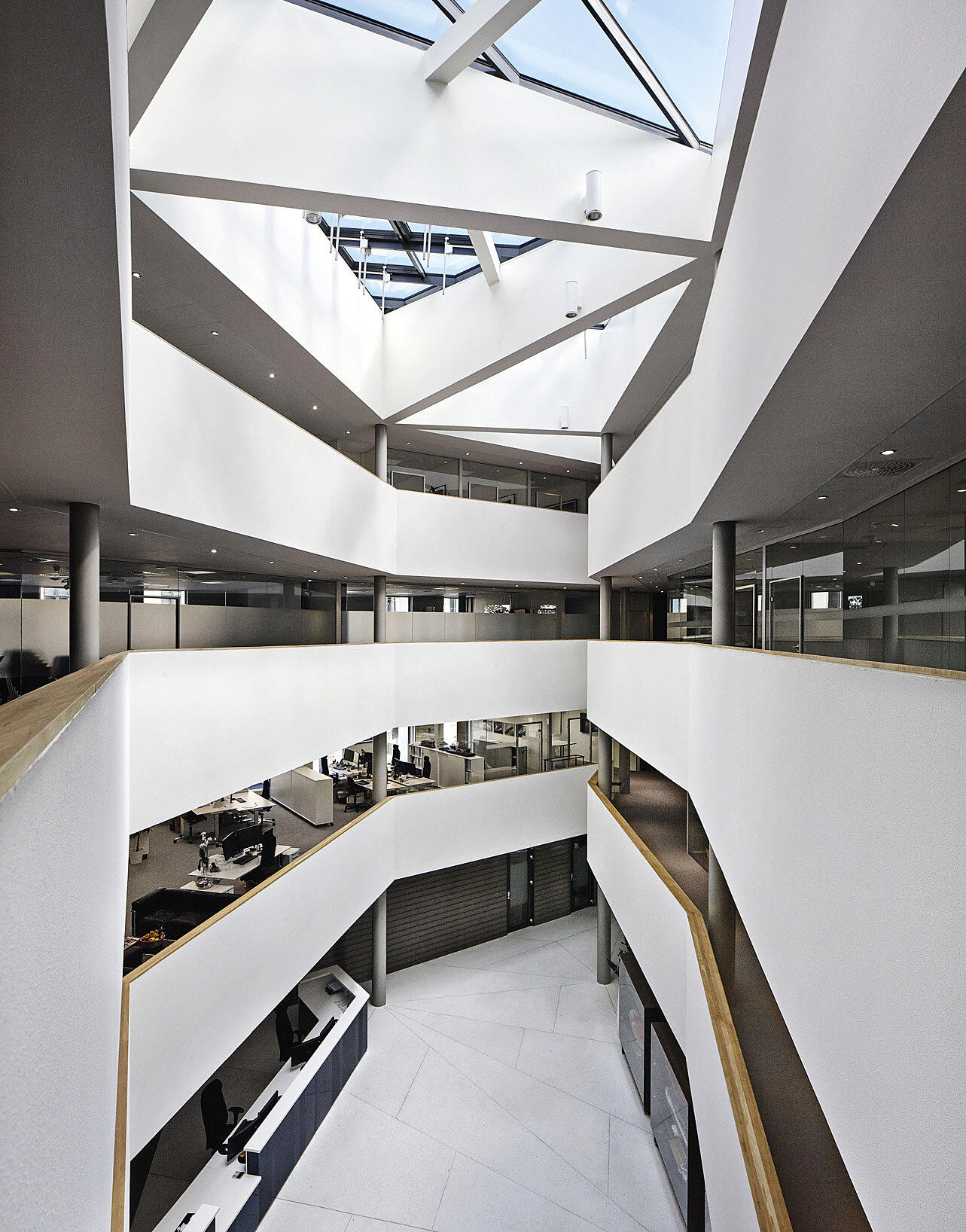 Atriet sørger for dagslys til arbeidsarealene i alle etasjer