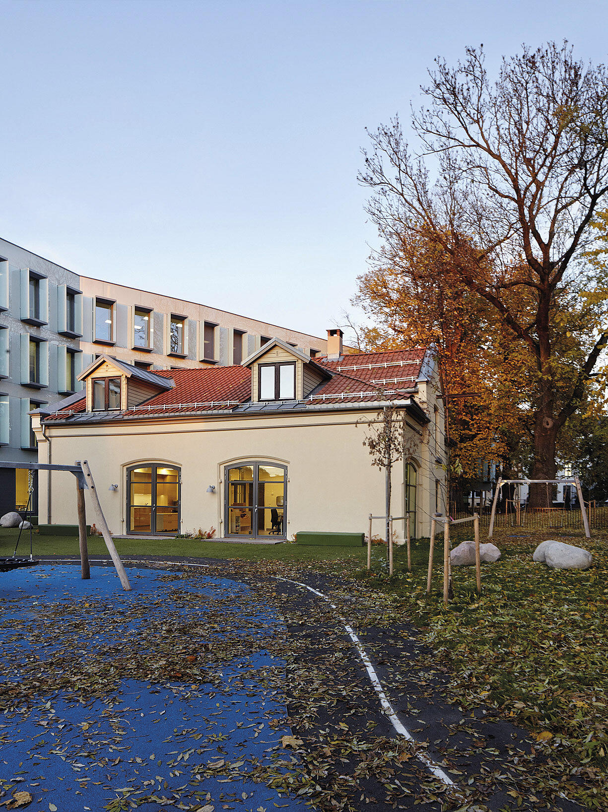 Den eksisterende portnerboligen er rehabilitert og brukes av barnehagen.