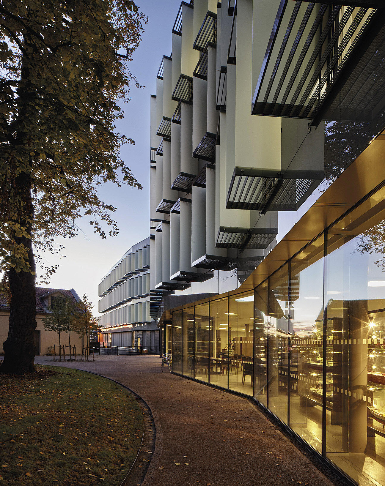 Kantinen ligger på bakkeplan med utsikt over parken.