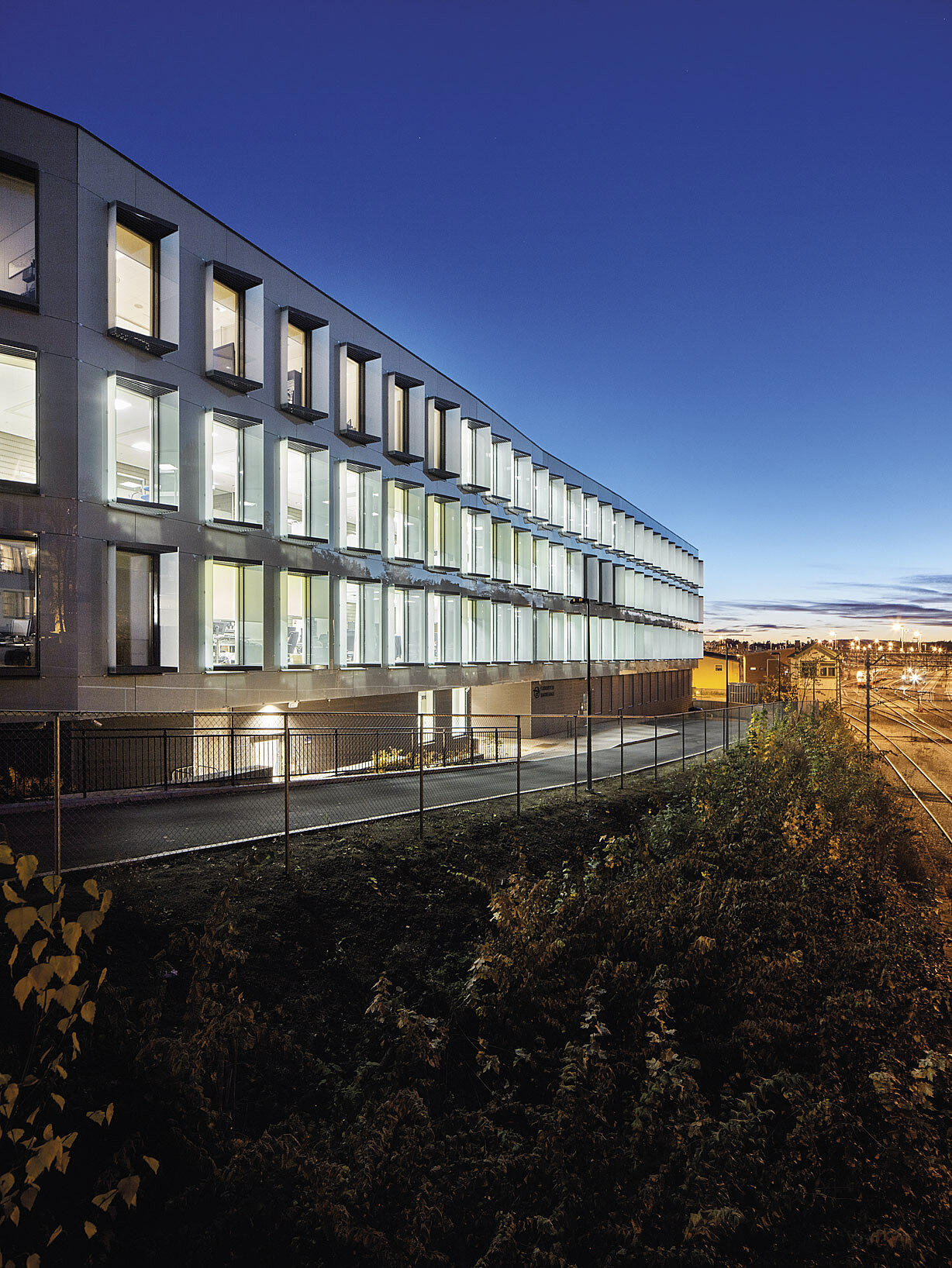 Tomten er et smalt belte mellom en gammel park og en jernbanekulvert.