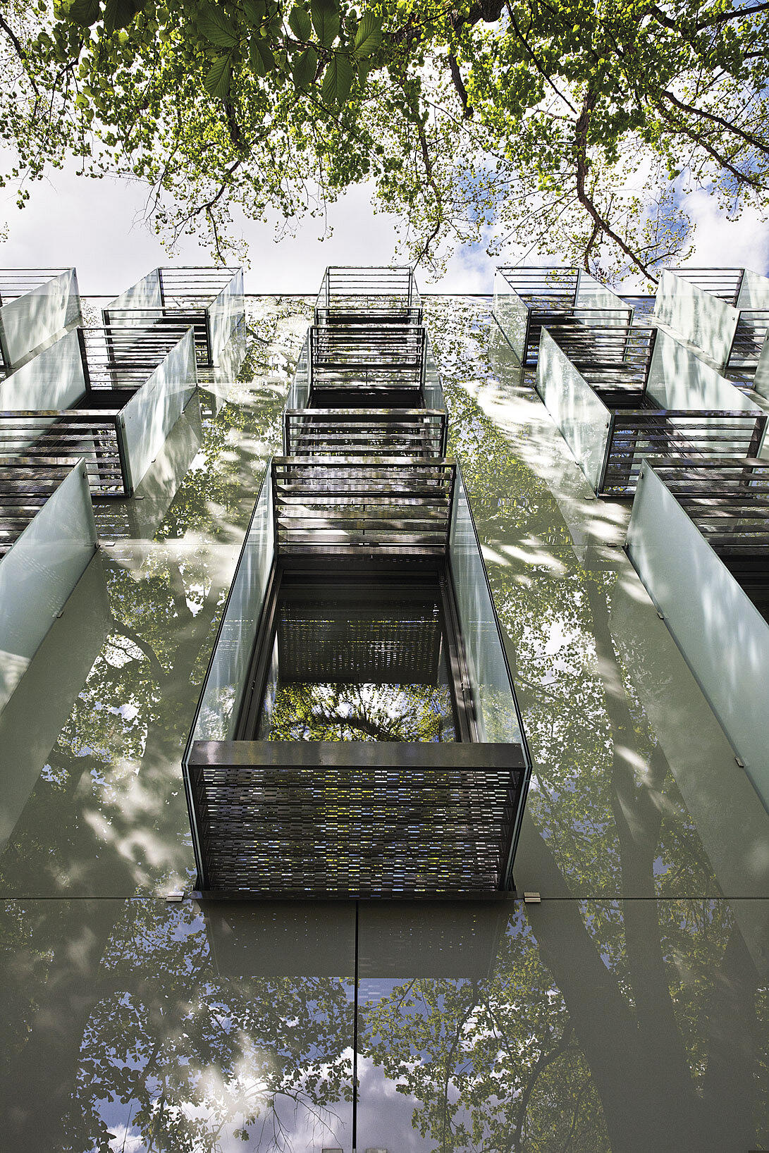 Solavskjermingen er løst med glassbokser montert på fasaden.